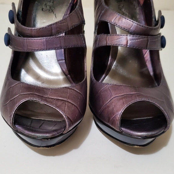 CARLOS SANTANA | Alligator Peep Toe Metallic Pump - Picture 2 of 5